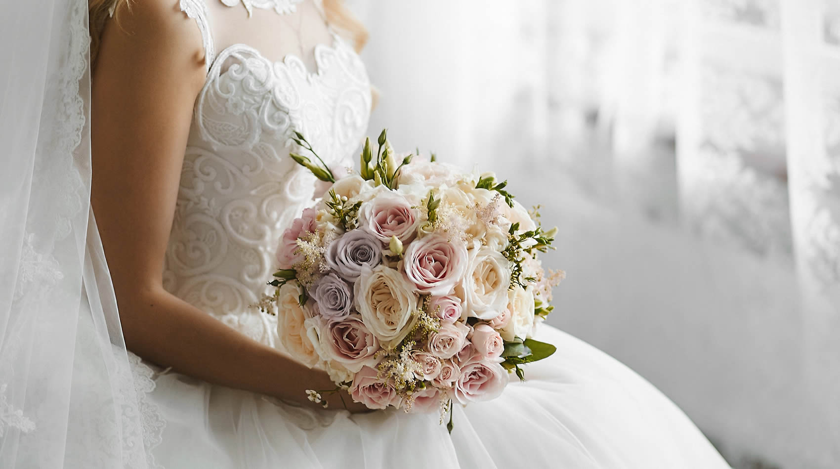 Ram de núvia creat a mida amb roses de pètals suaus i delicats. Cada element ha estat escollit amb cura per crear una composició elegant per al casament.