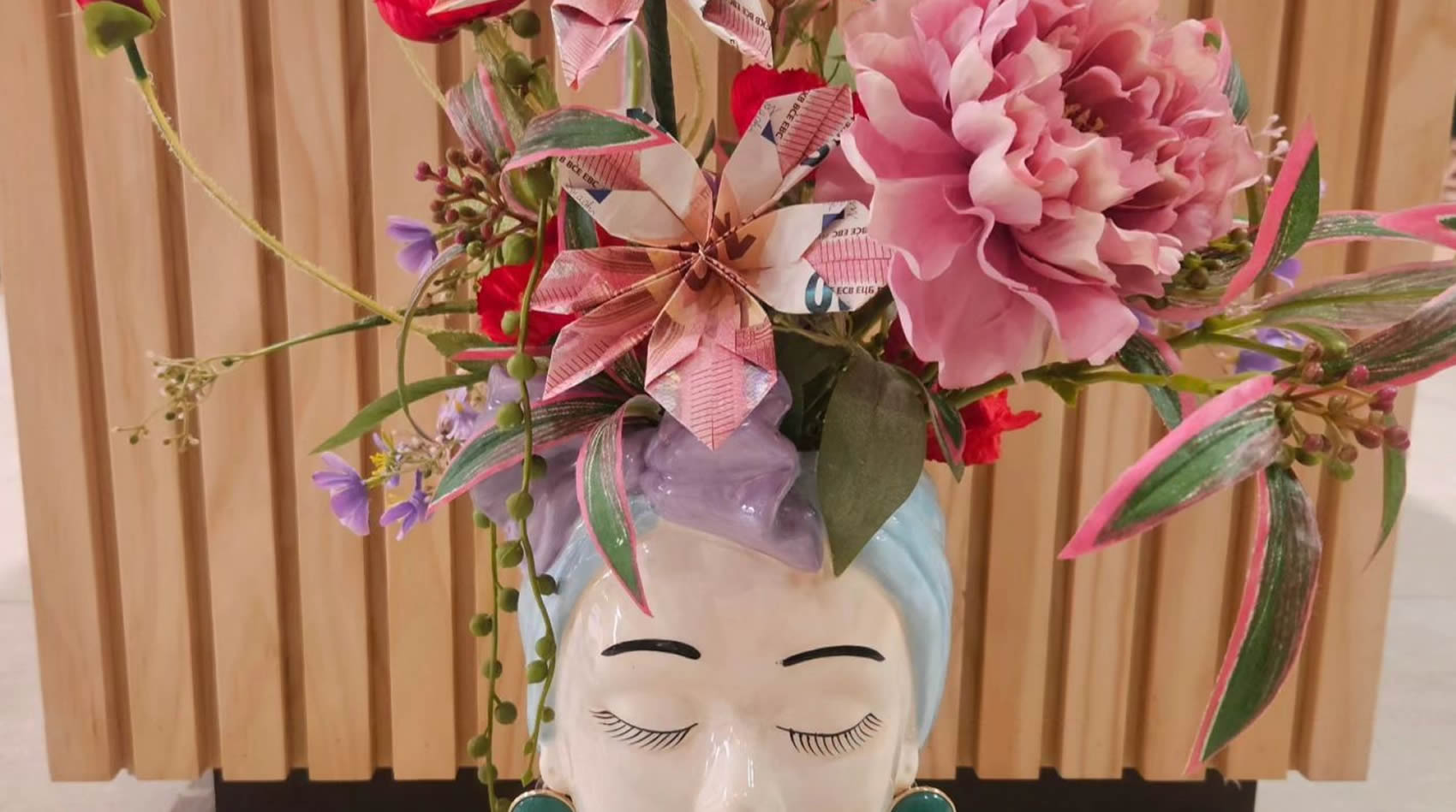 Un ram que combina la bellesa de les flors naturals amb flors elaborades amb bitllets, una manera única de desitjar prosperitat als nuvis.