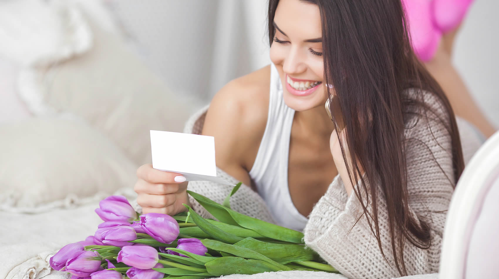 Servei a domicili de flors per sorprendre i alegrar: aquesta clienta gaudeix de les seves tulipes acabades d'arribar.