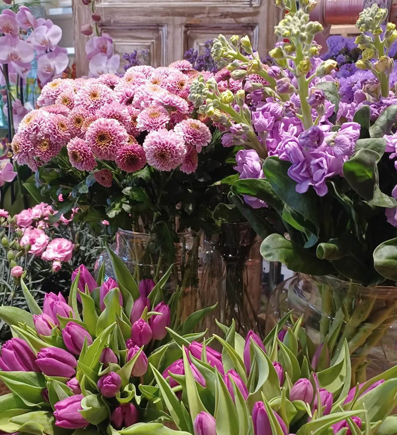 Un bell assortiment de flors naturals en tonalitats femenines que irradien força i delicadesa, per celebrar i homenatjar les dones en el seu dia 8 de març.