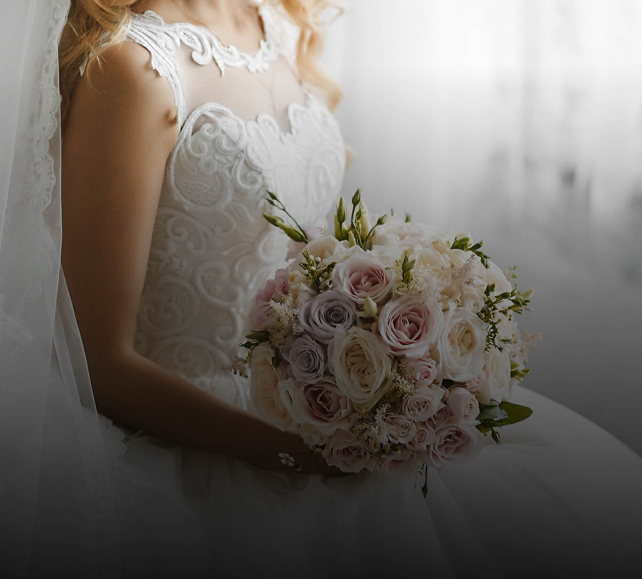 Ram de núvia creat a mida amb roses de pètals suaus i delicats. Cada element ha estat escollit amb cura per crear una composició elegant per al casament.